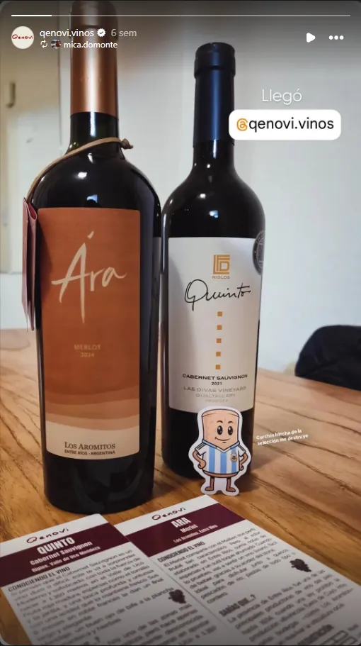 Cliente de Qenovi con los dos vinos de su selección del mes